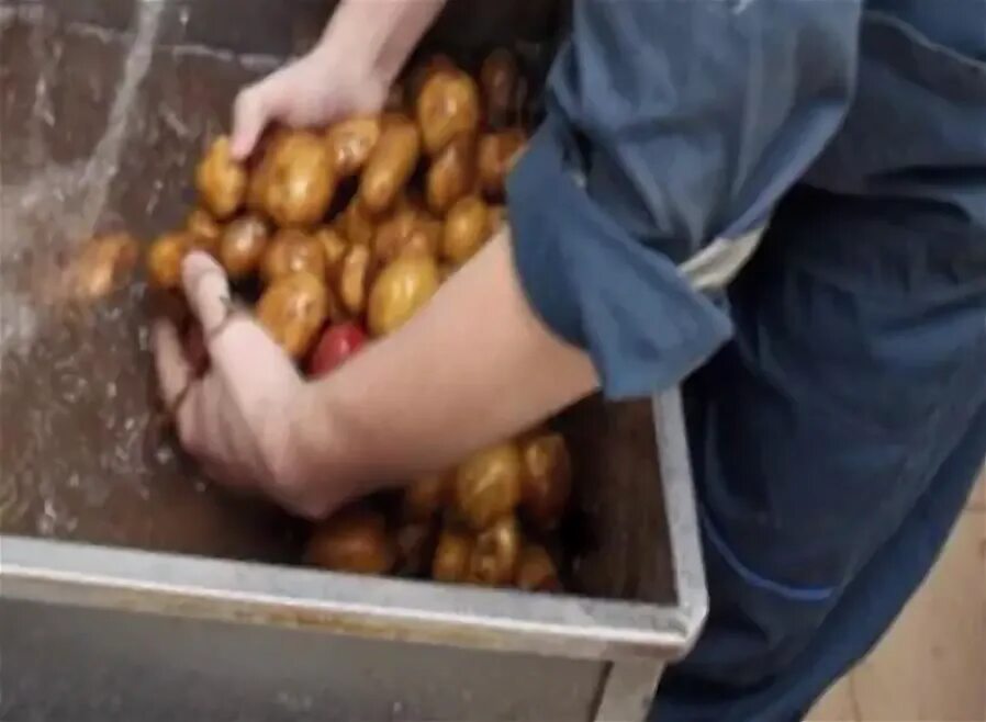 Тесто как пух мягкое и нежное. Вареная картошка. Сколько можно держать очищенную картошку в воде. Мытый картофель чищеный. Зеленоватая вода при варке печени.