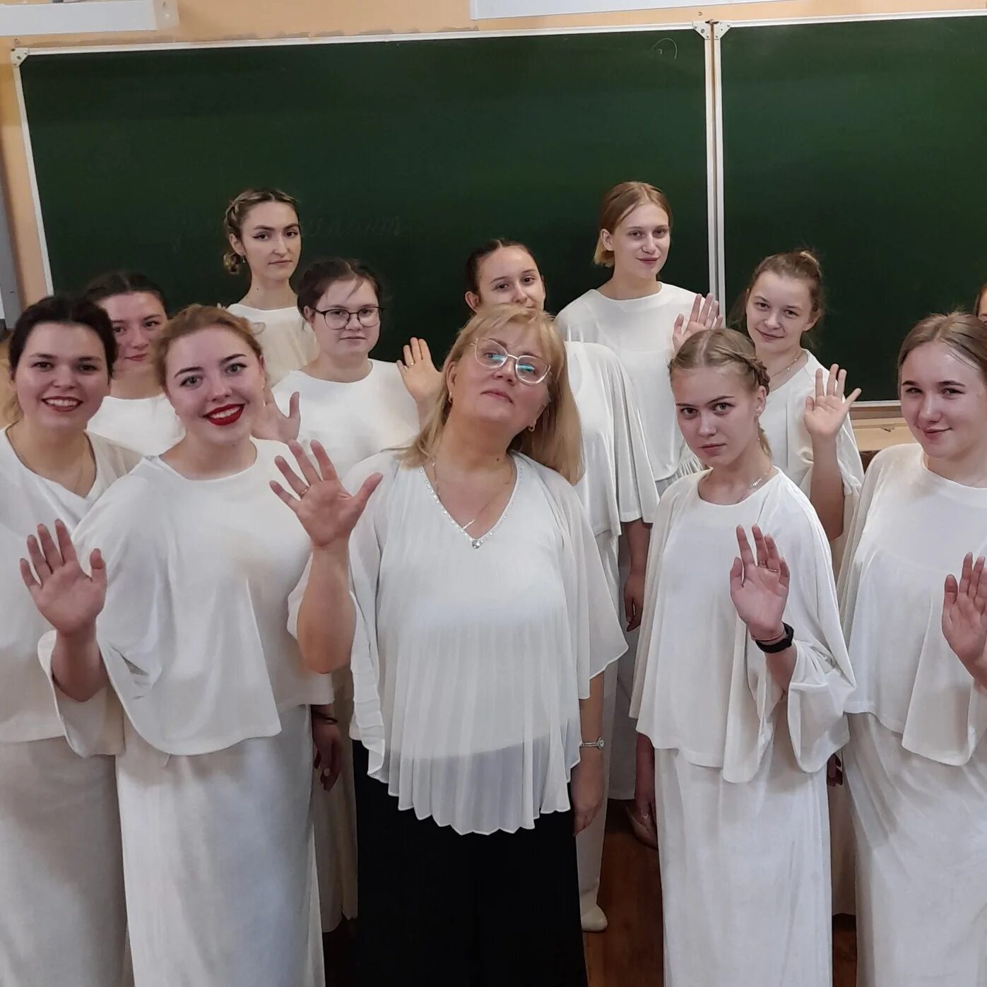 Хор девчата. Хор девушек. Хор девушек. Хормейстер анастасия кузнецова хор пятницкого. Хор девчата.