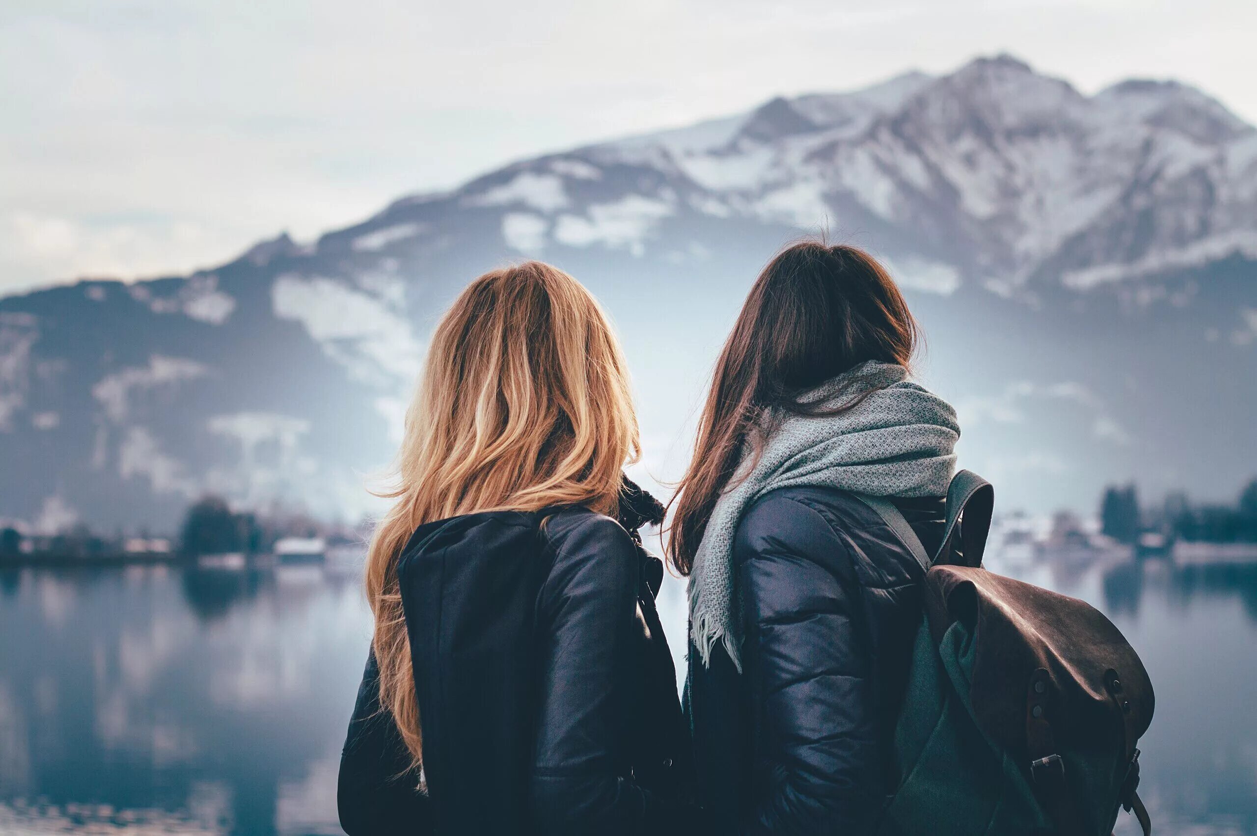 Подруги в горах. Подруги со спины. Две подруги. Две девушки в горах. Friend view