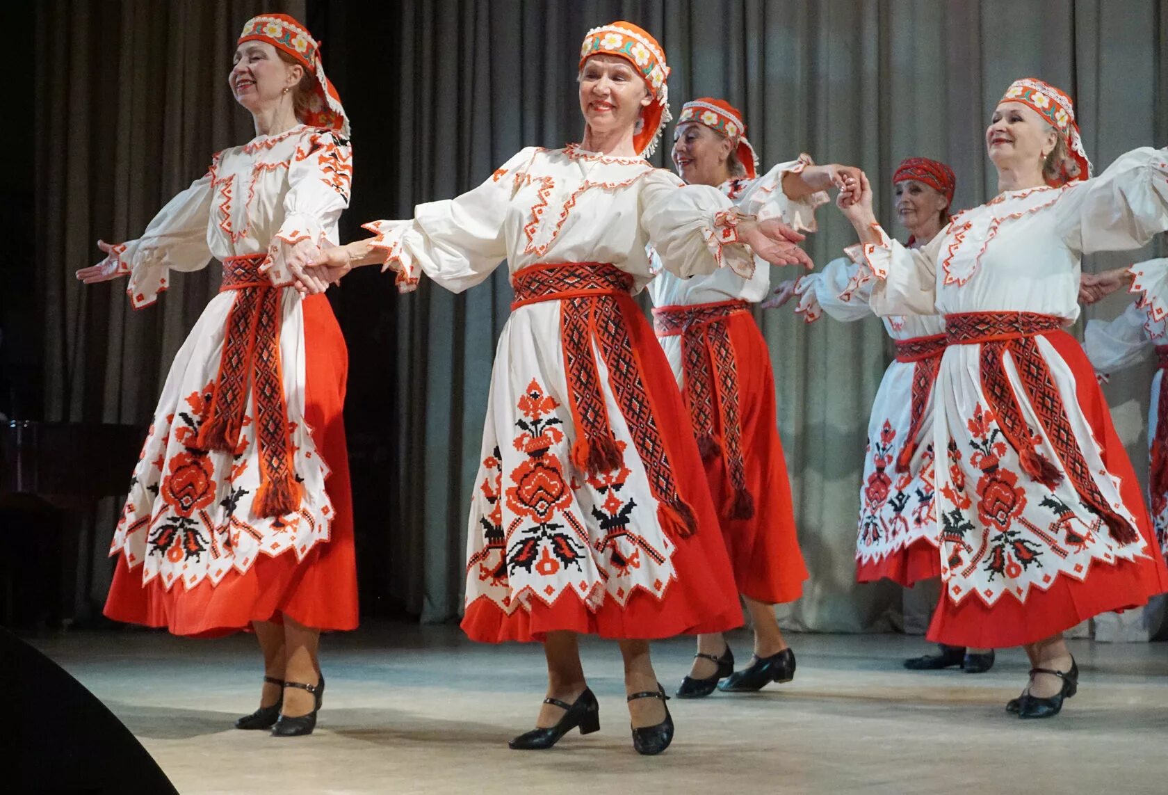 Танок. Белорусский танец Крыжачок. Русский танец. Белорусский танцевальный костюм. Русско народные танцы.