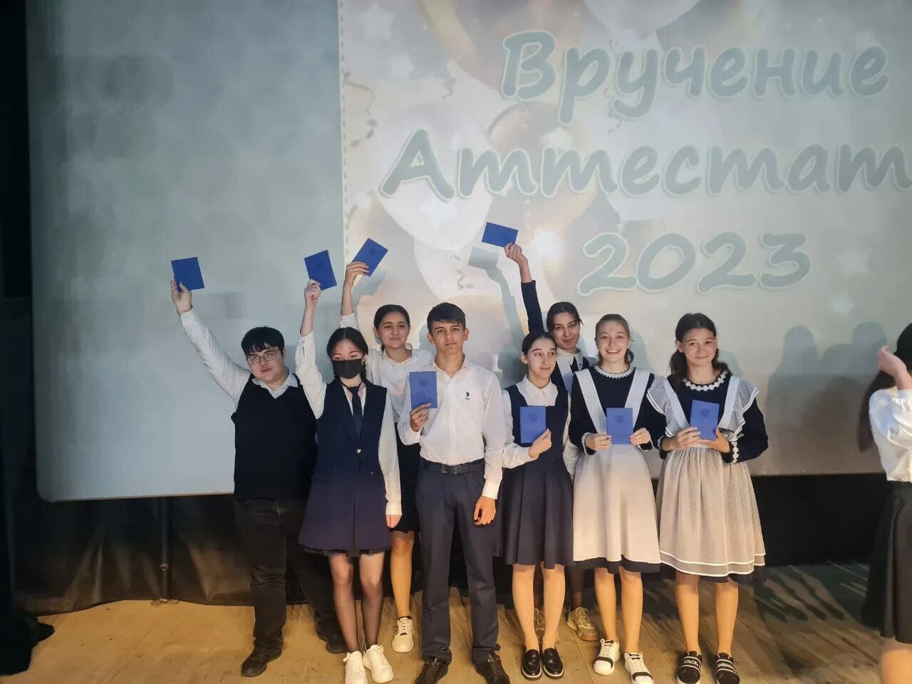 Вручение аттестатов 11 класс. Выпускной в школе. выпускной 11 класс. выпускники 11 класса. выпускники школы.