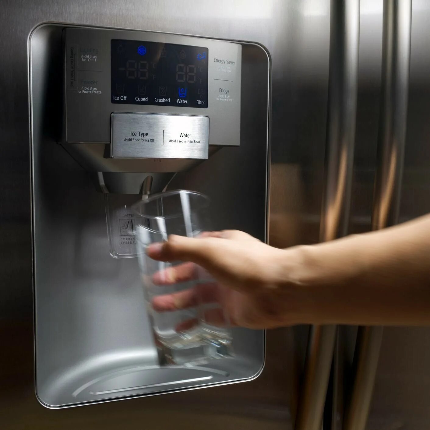 Холодильник Water Dispenser. LG Electronics Water Dispenser холодильник. Холодильник LG С диспенсером для воды и льда. Холодильник с диспенсером и льдогенератором. Холодная вода в холодильнике