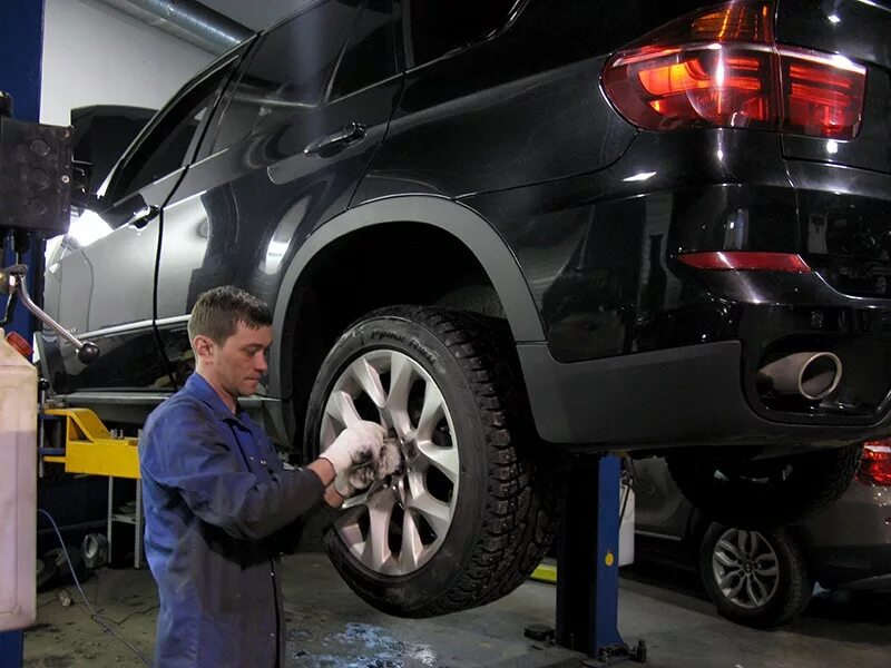 Bmw x5 замена. Бмв х6 в сервисе. бмв х5 в сервисе. замена тормозных колодок bmw x5 e70. автобаферы бмв x5 е70.