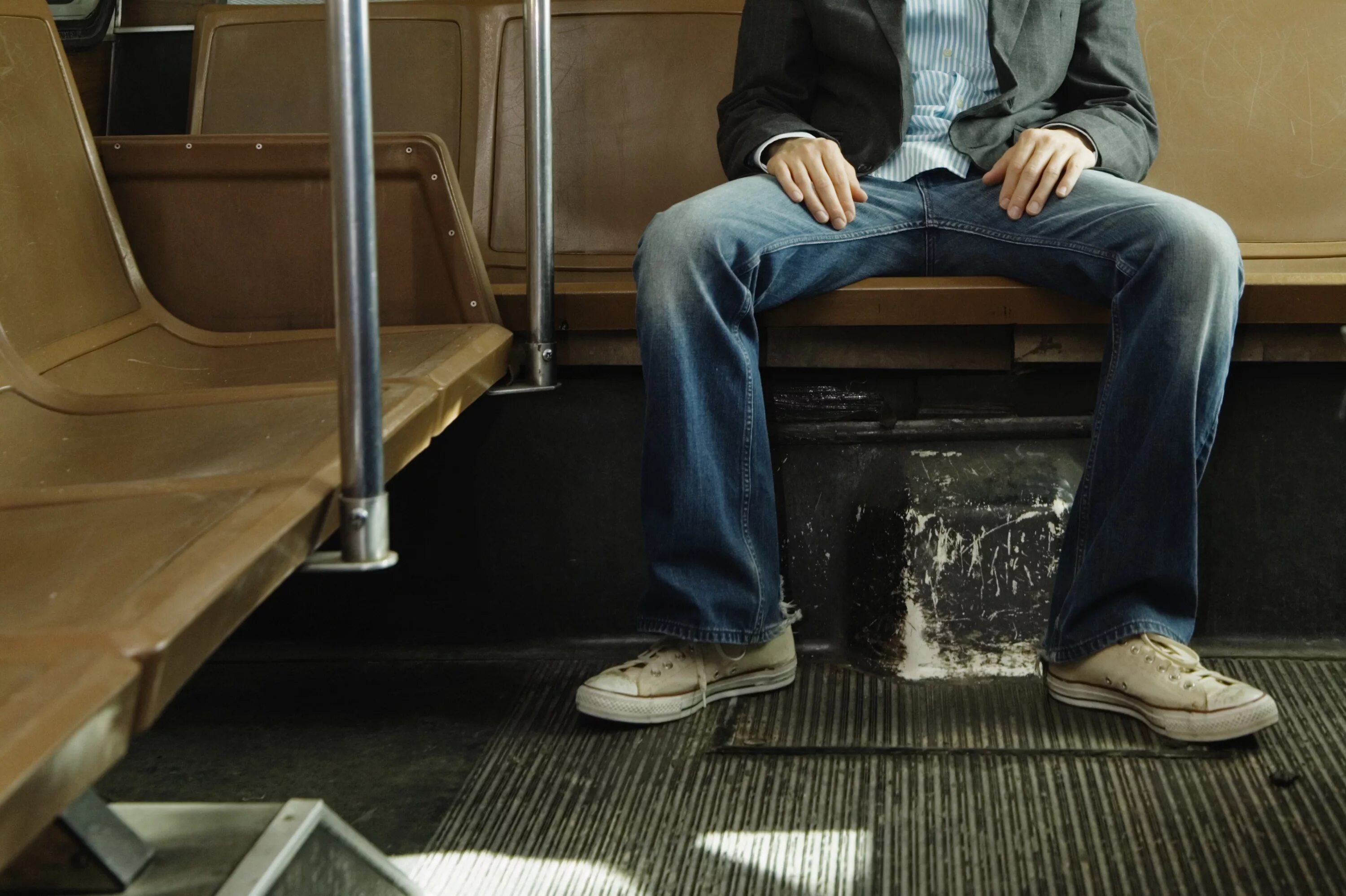 Мэнспрединг manspreading. Мэнспрединг в Нью-Йорке. Мужчина сидит с расставленными ногами. Сидит широко расставив ноги.