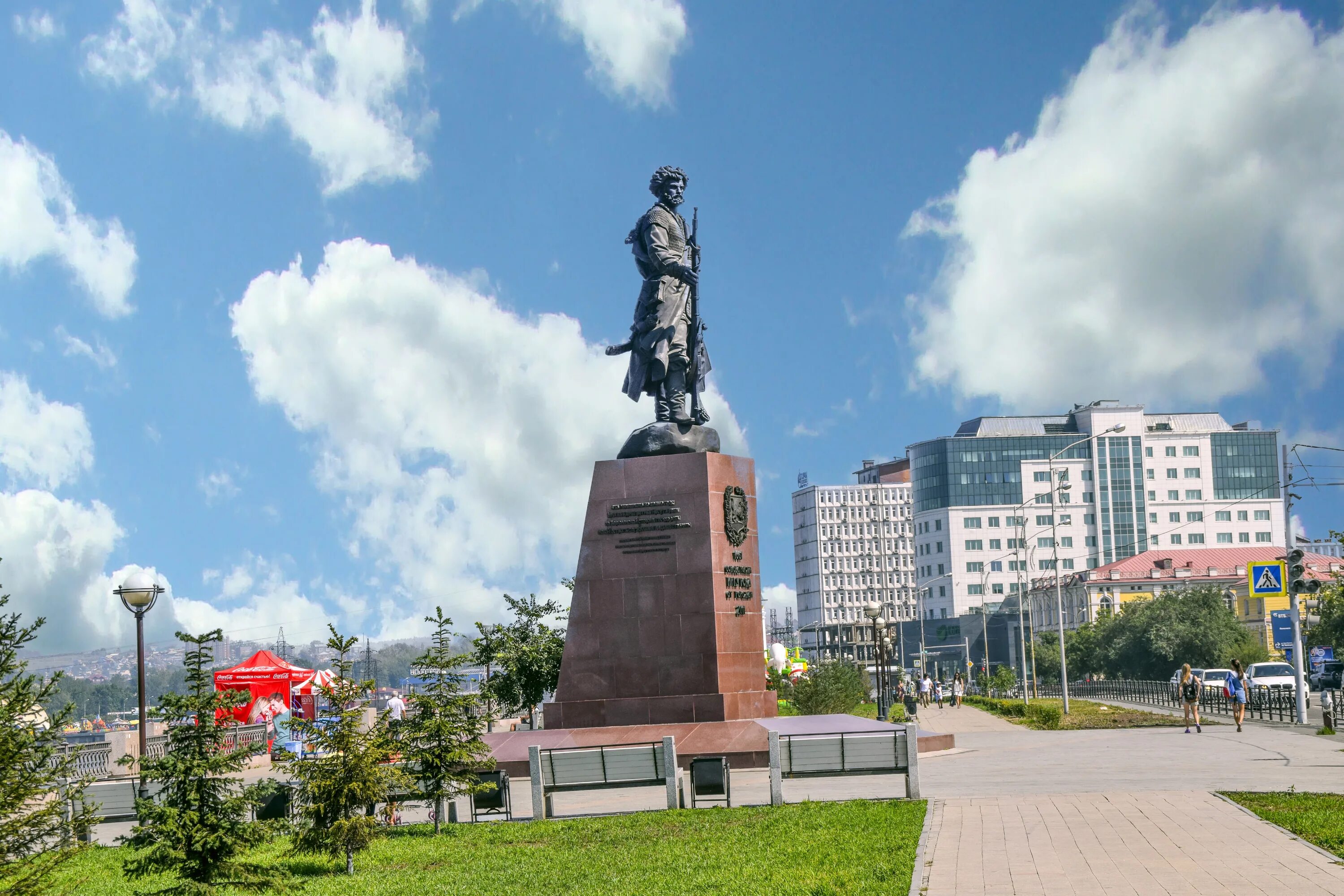 Иркутск назван в честь. Памятник Якову Похабову Иркутск. Па́мятник Я́кову Поха́бову. Памятник Якову Похабову Иркутск фотографии.