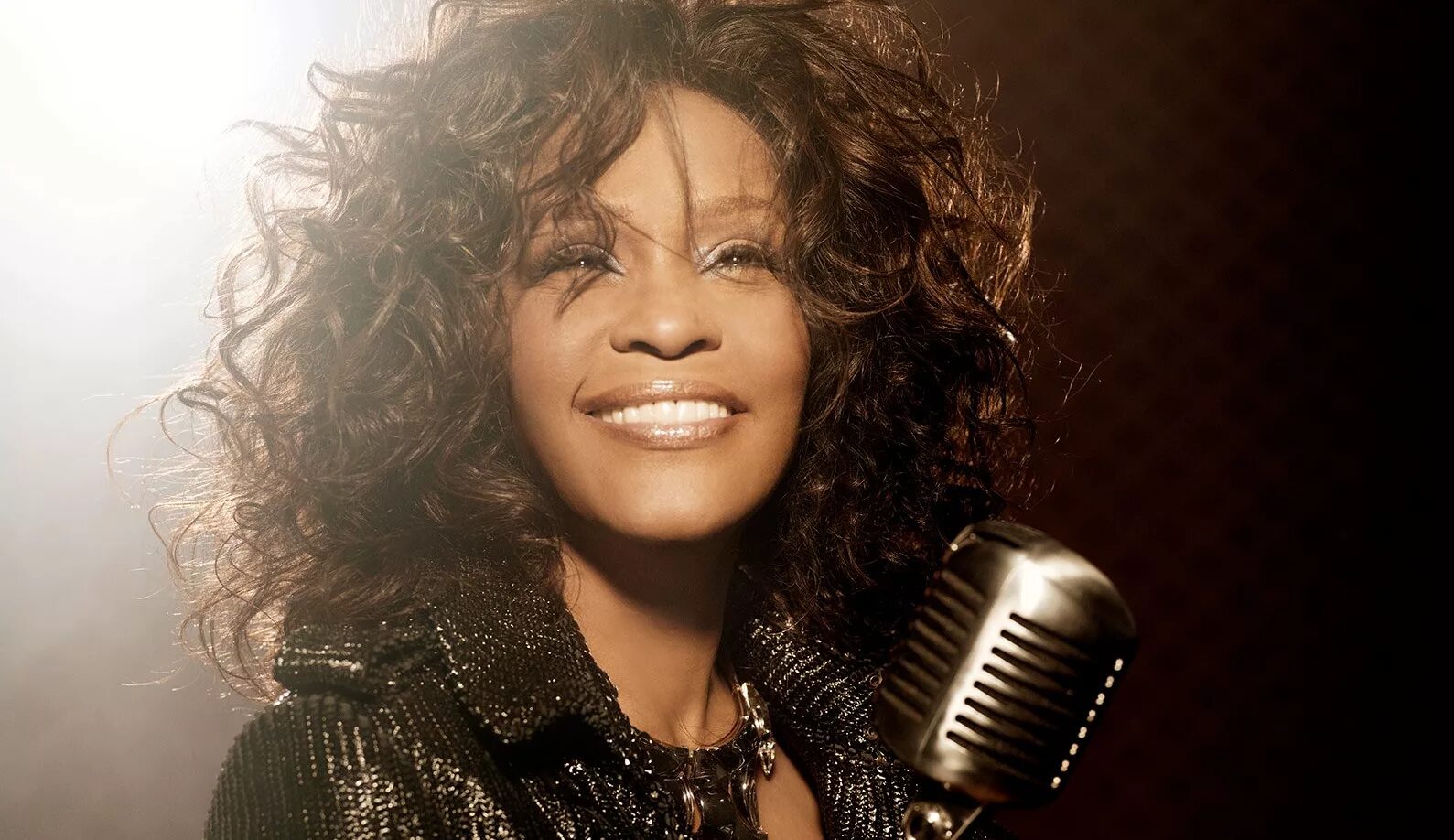 В исполнении певицы. Уитни хьюстон. В исполнении певицы. Девушка певица на сцене. В исполнении певицы.