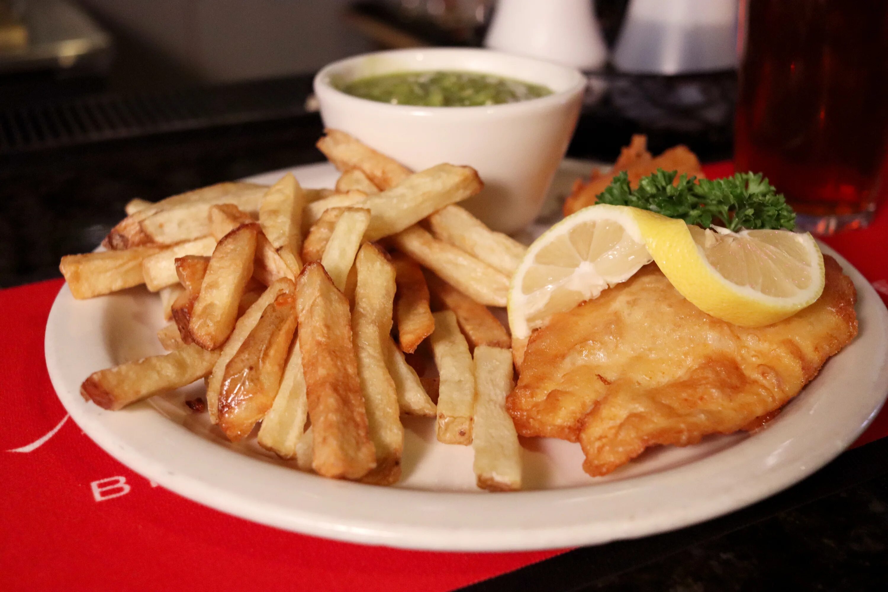 Fish and Chips в Англии. Фиш энд чипс Британия. Английское блюдо Фиш энд чипс. Рыба в британии