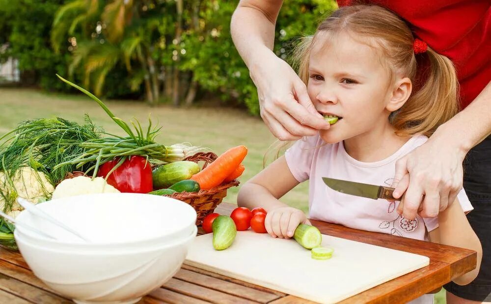 Не люблю и не ем овощи. Еда для детей. Ребенок ест овощи и фрукты. Овощи и фрукты для детей. Фрукты для детей.