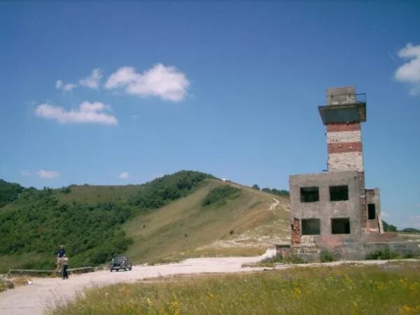 Ресторан семь ветров Новороссийск. Семь ветров Новороссийск Легенда. Новороссийск заброшенный ресторан семь ветров. Гора семи ветров в Новороссийске.