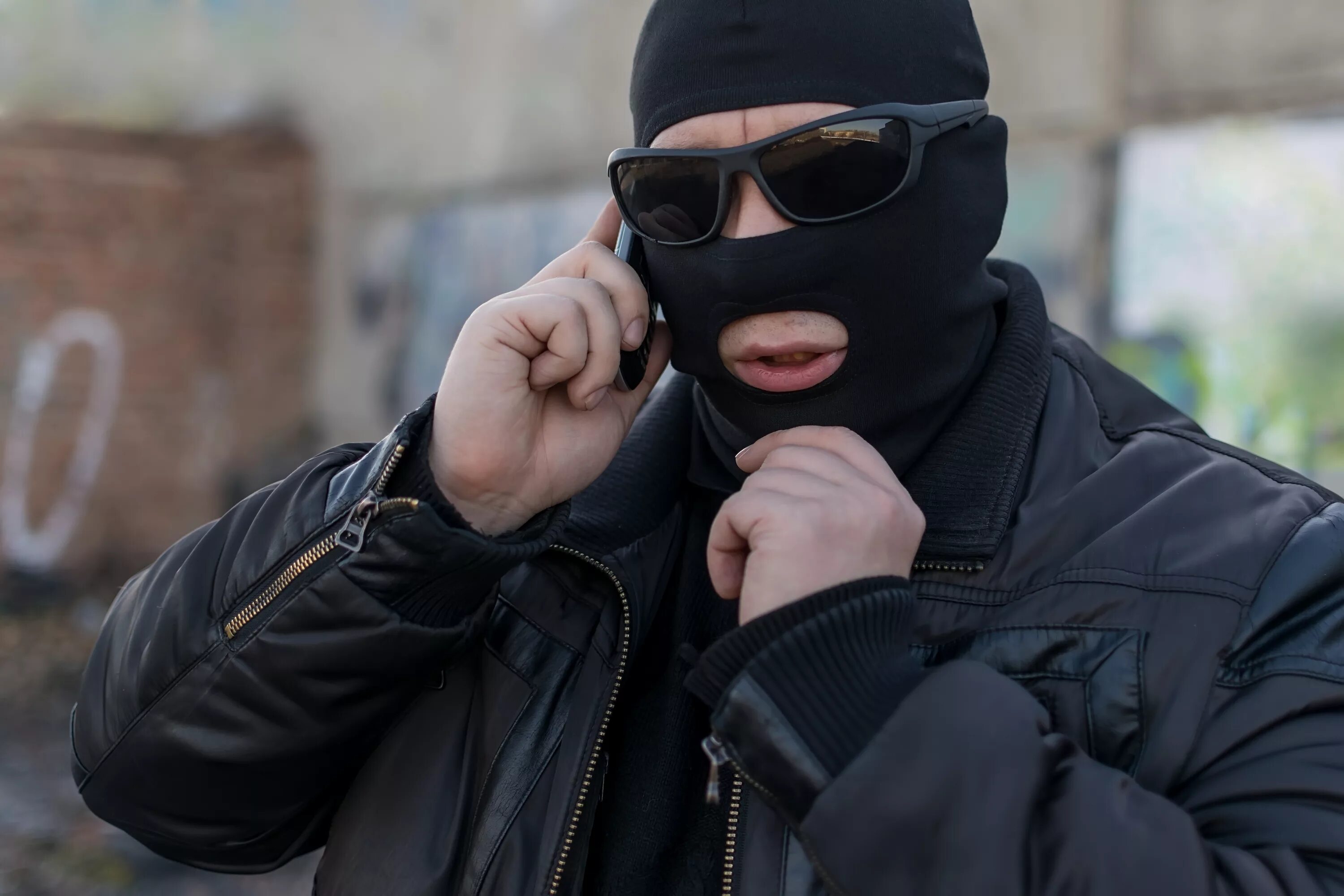 К чему снятся бандиты. Спящий человек. Бандит приснился к чему. Бандитов во сне видеть к чему снится. Сон быть бандитом.