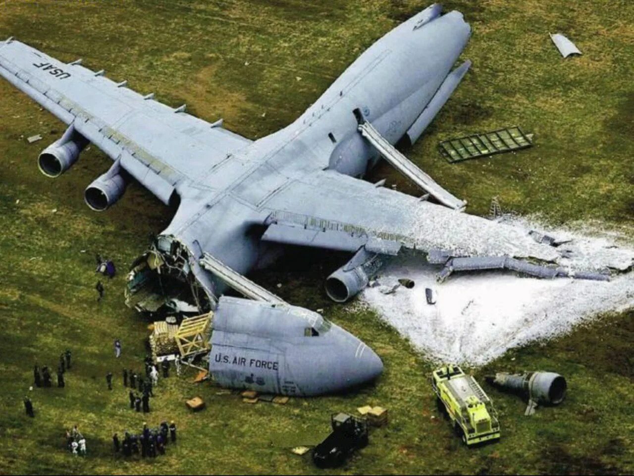 Крушение военно транспортного самолета. C 5 Galaxy crash.. Катастрофа ил-62 под Москвой. Lockheed c-5 Galaxy катастрофа. Крушение Lockheed c5 Galaxy.