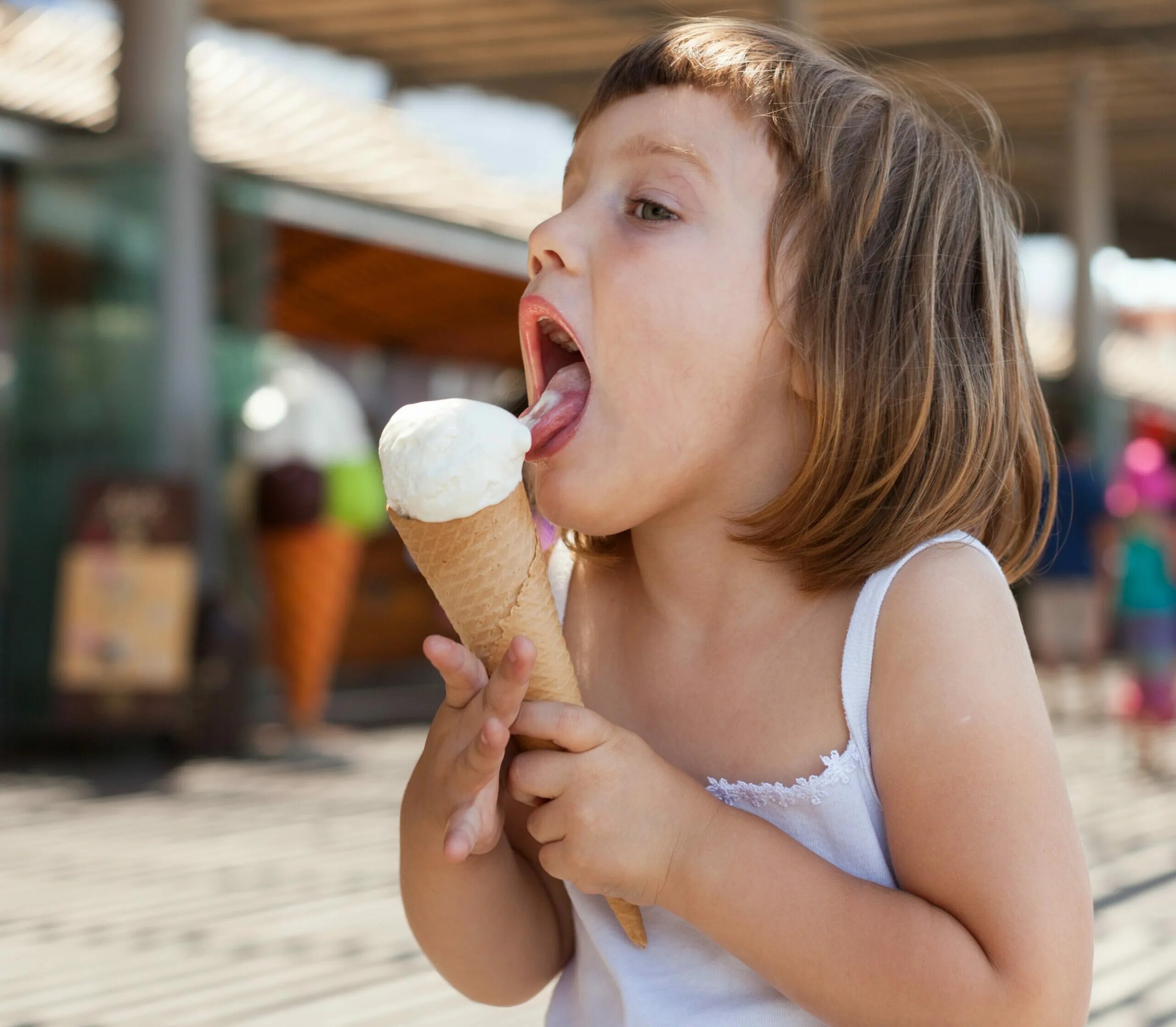 Есть мороженое ночью. Маленькая девочка ест мороженое. Дети едят мороженое. Девочка и мороженое. Сосание мороженого.