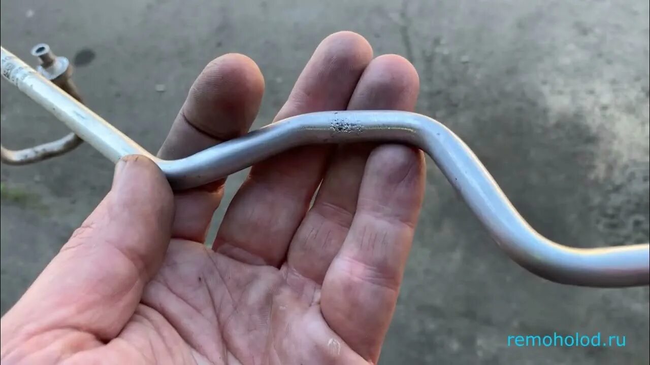 Заправочные штуцера кондиционера renault kangoo 2. Рено меган 1 датчик давления фреона. Штатный упор капота т5 фольксваген. Рено меган 2 утечка фреона. Renault megane 2 дизель заправочный штуцер фреона.