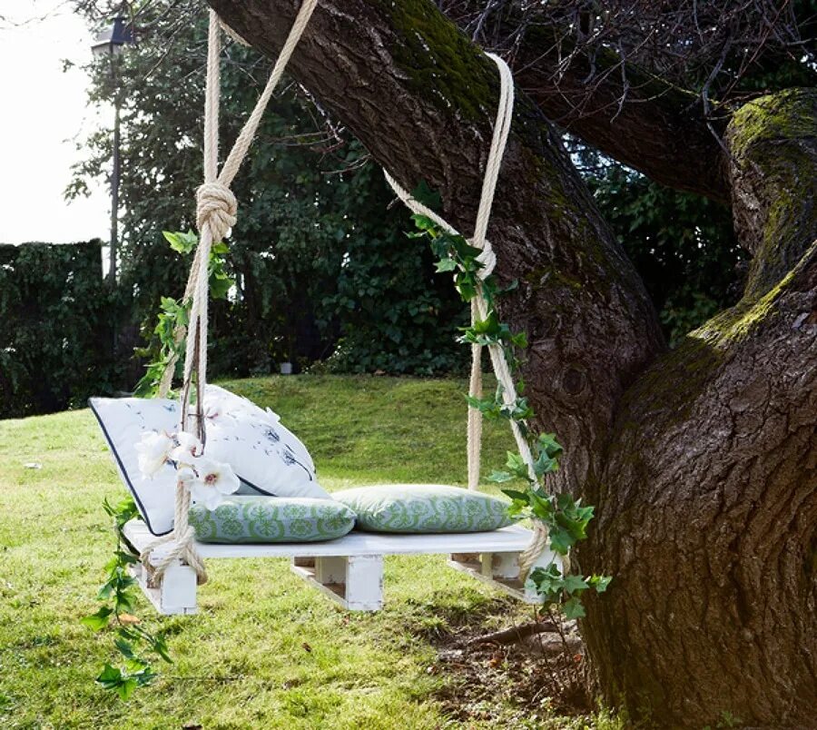 Два дерева. Качели в саду. Качели на дереве. Качели между деревьями. Качели между деревьями.