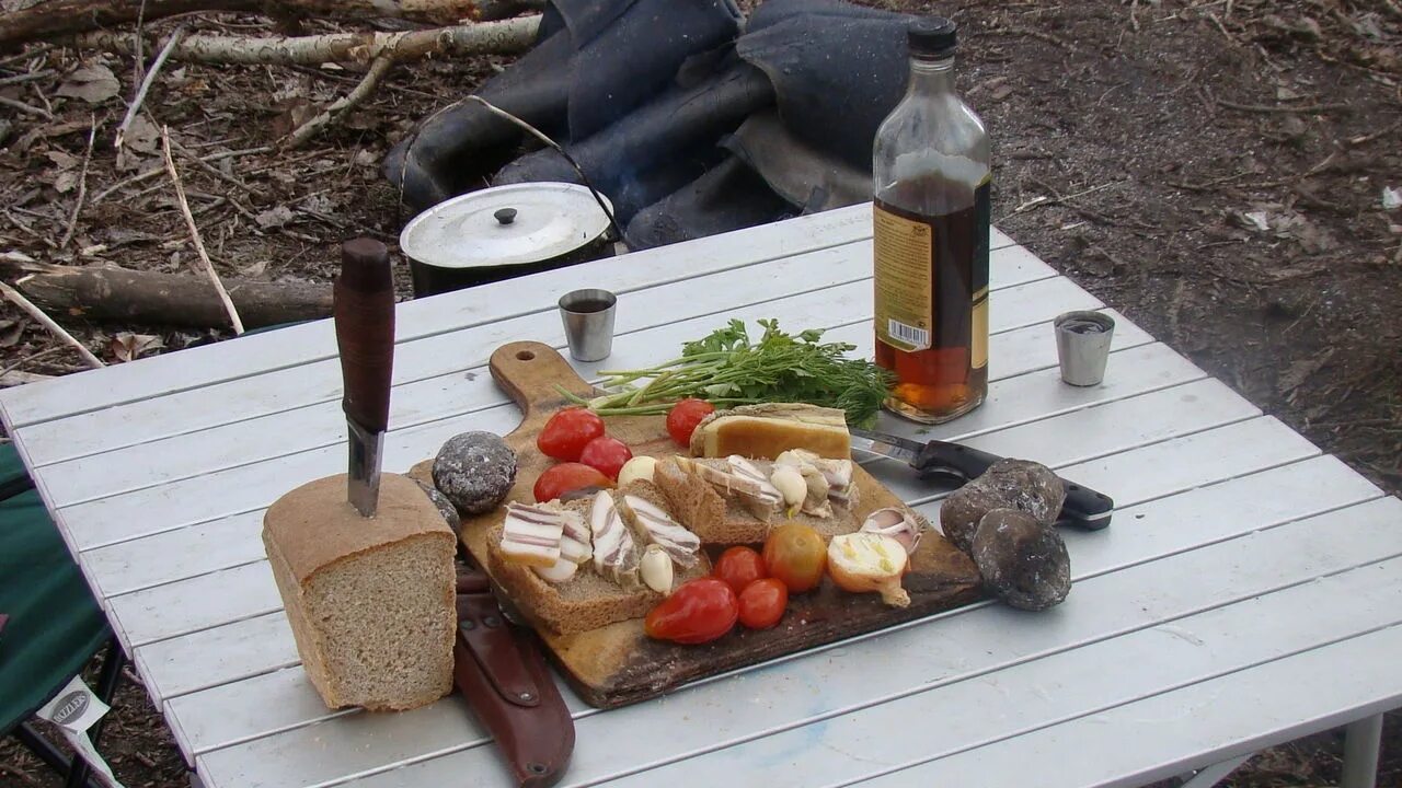 Стол на природе с шашлыками. Стол с водочкой и закуской на природе.