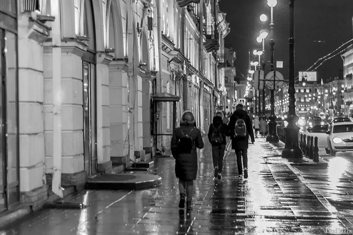 Мужчина валяется на улице. Люди на улице. Прохожие в городе. Девушка оборачивается на улице. Мимо прохожий.