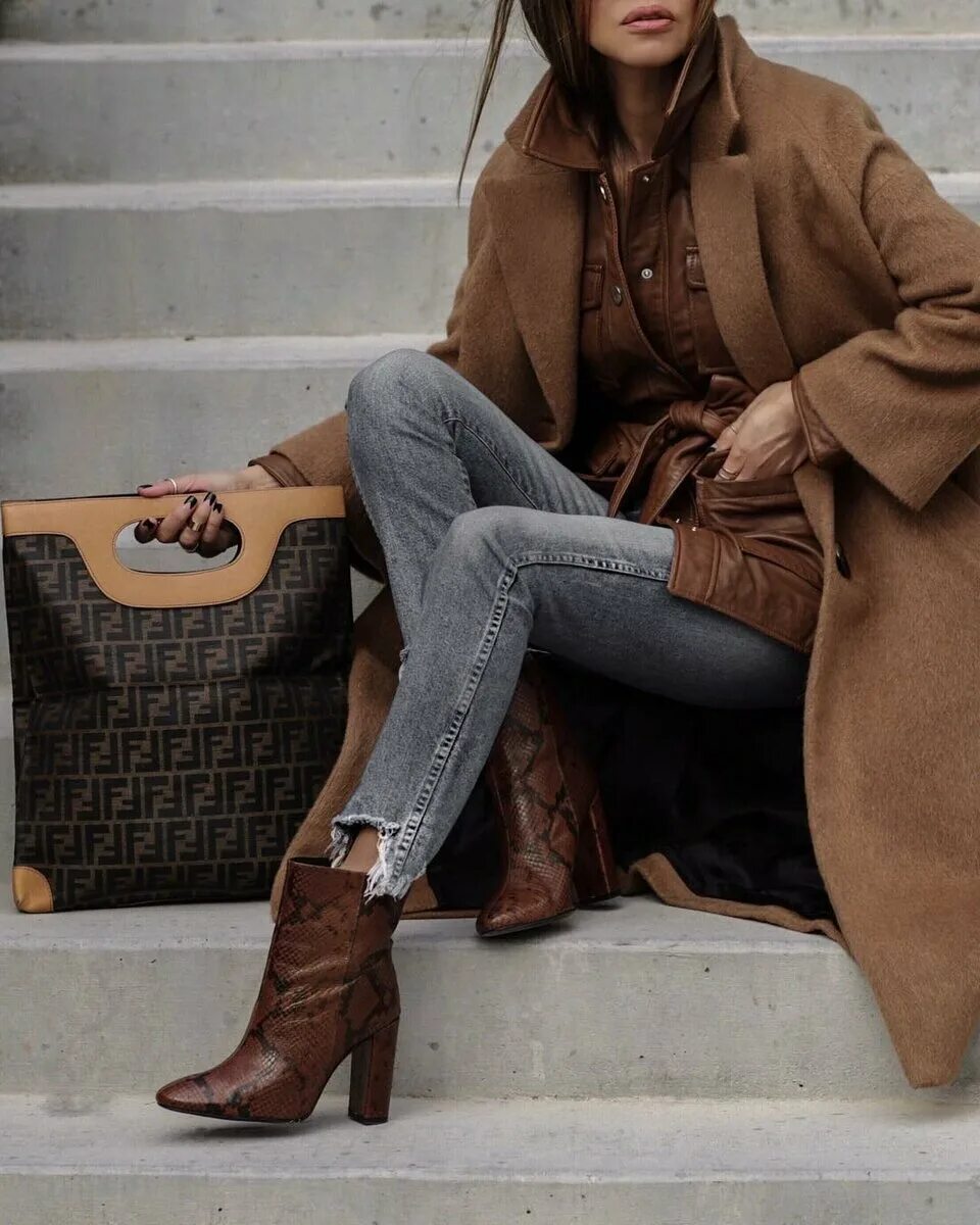 Алессандро ди чикко портрет взгляд. Коричневая женщина. Коричневая кожаная куртка. Платье коричневое. Элегантный образ.