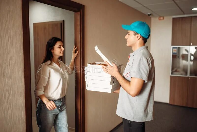 Девушка курьер. Женская измена мужу. Мужчина изменяет жене на кровати. Курьер пицца. Изменил мужу с коллегой.