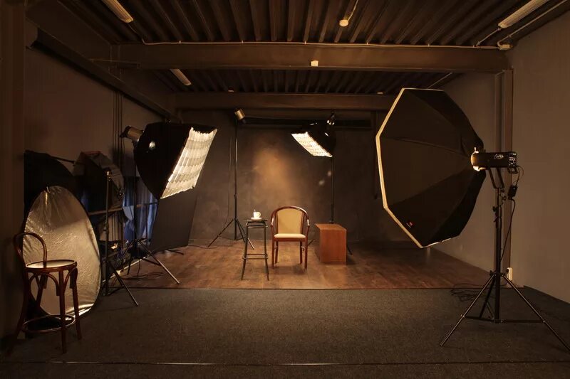 Студия для видеосъемок. Студия для съемок. фотосессия в студии. освещение в студии. декорации для видеостудии.