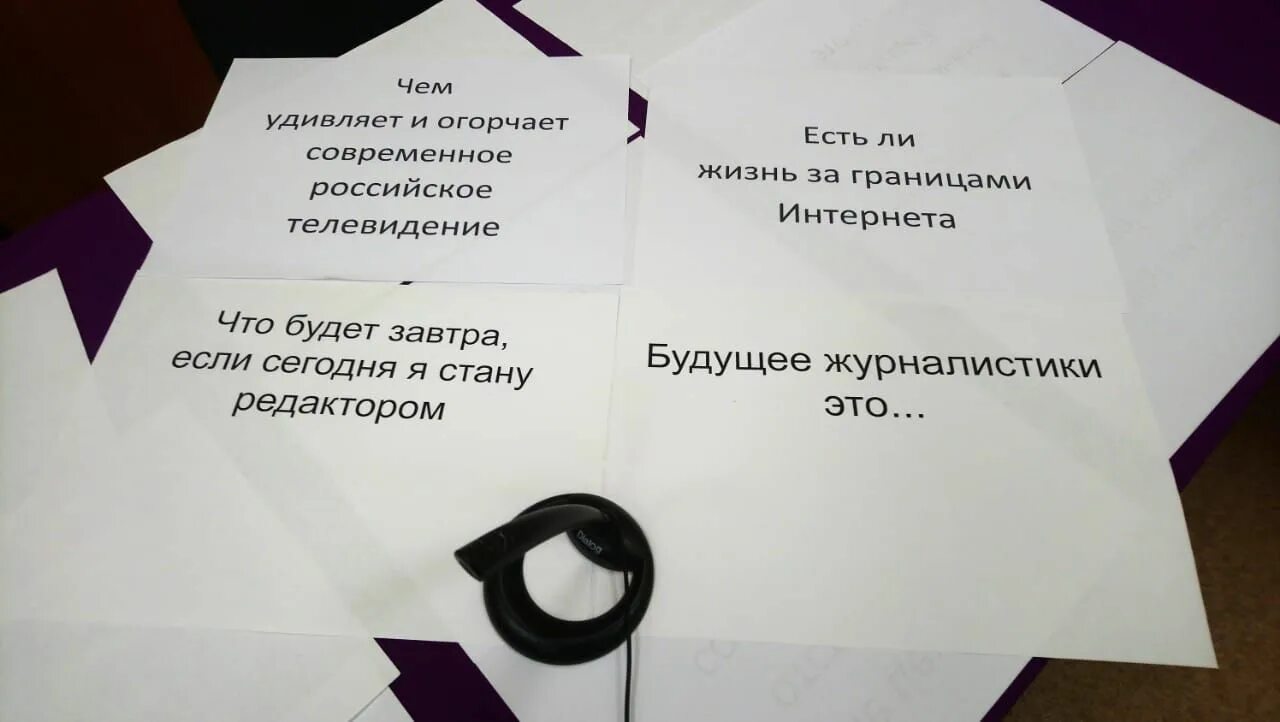 Что сдавать на журналиста после 11 нужно. Что нужно сдавать на журналистику. Какие нужно сдавать ЕГЭ на журналиста. Какие предметы сдавать ЕГЭ для журналиста. Творческий экзамен на журналистику.