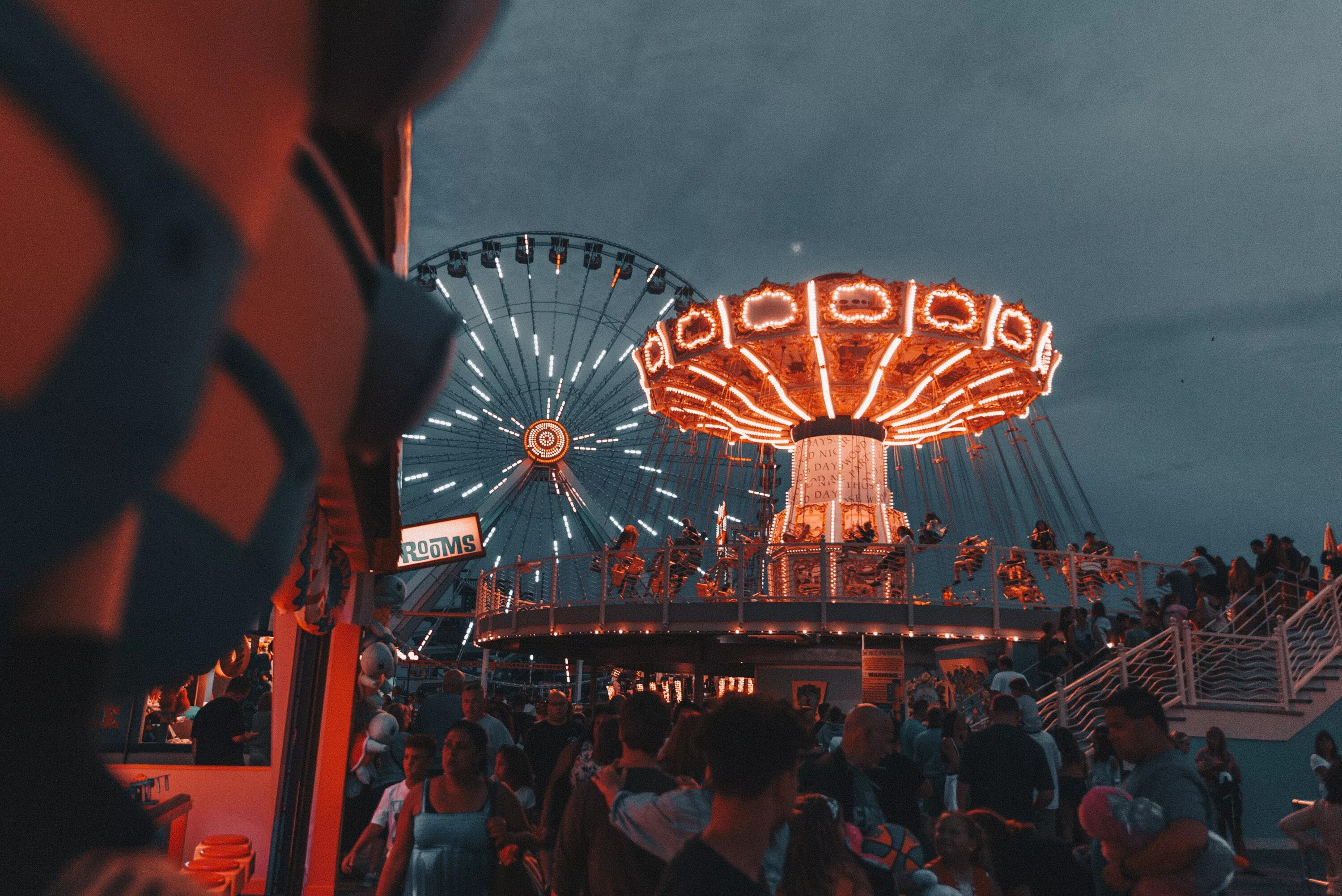 Развлечения ночью. Парк аттракционов Эстетика тумблер. Wildwood парк аттракционов. Актрационы Эстетика. Парк аттракционов США Эстетика.