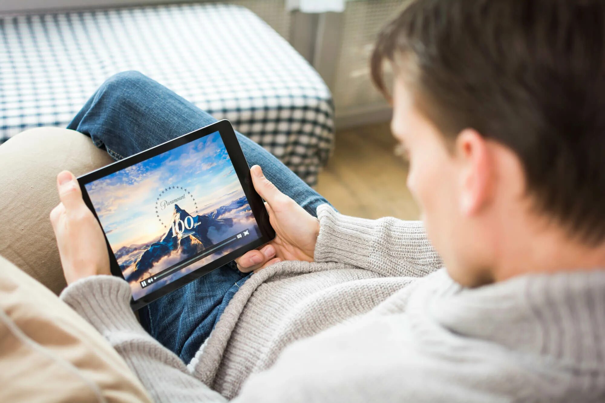 Съемка на телефон. Человек с планшетом. Видео на телефон. Человек отдыхает. Планшет в руках.