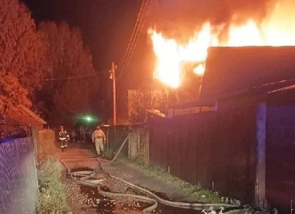 Пожар в Кыштыме сейчас. Пожар в СНТ. Дом пожар СНТ. Горящий город.