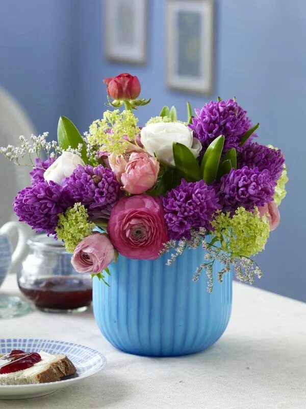 My new flowers. Гиацинты букет. Цветы в вазе на столе. Красивые букеты гиацинтов. Шикарный букет весенних цветов.