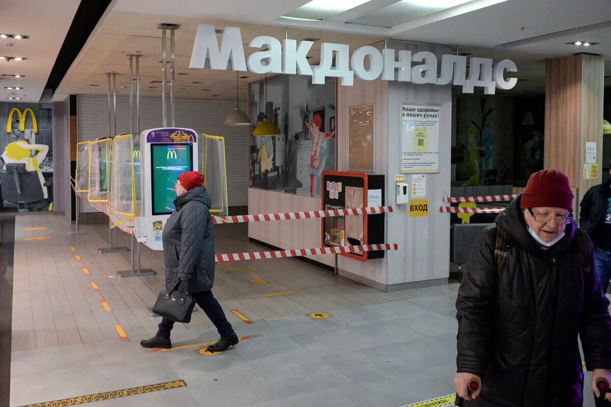 Есть ли макдональдс в монако. Макдональдс уходит. Макдональдс москва. Вернулся ли макдональдс. Вывеска макдональдс.