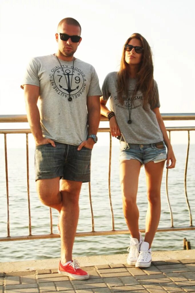 Прогулка в парке летом. Подростки летом в городе. Парень и девушка в шортах. Обняла ногами. Парень и девушка в шортиках.