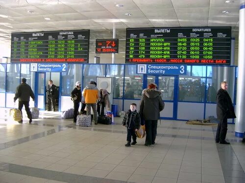Аэропорт Новосибирск табло. Аэропорт Толмачево внутри. Аэропорт Новосибирск внутри. Аэропорт Толмачево зал ожидания.