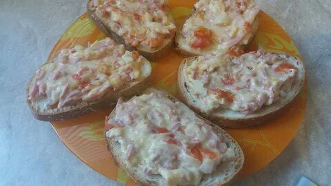 Бутеры в духовке с сыром и колбасой