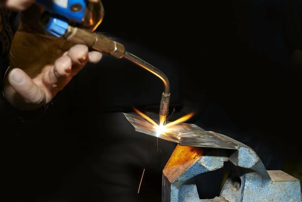 Металл сохраняющий форму. Газокислородная сварка. газовая сварка. газовая сварка и резка металлов. газовая резка металла.