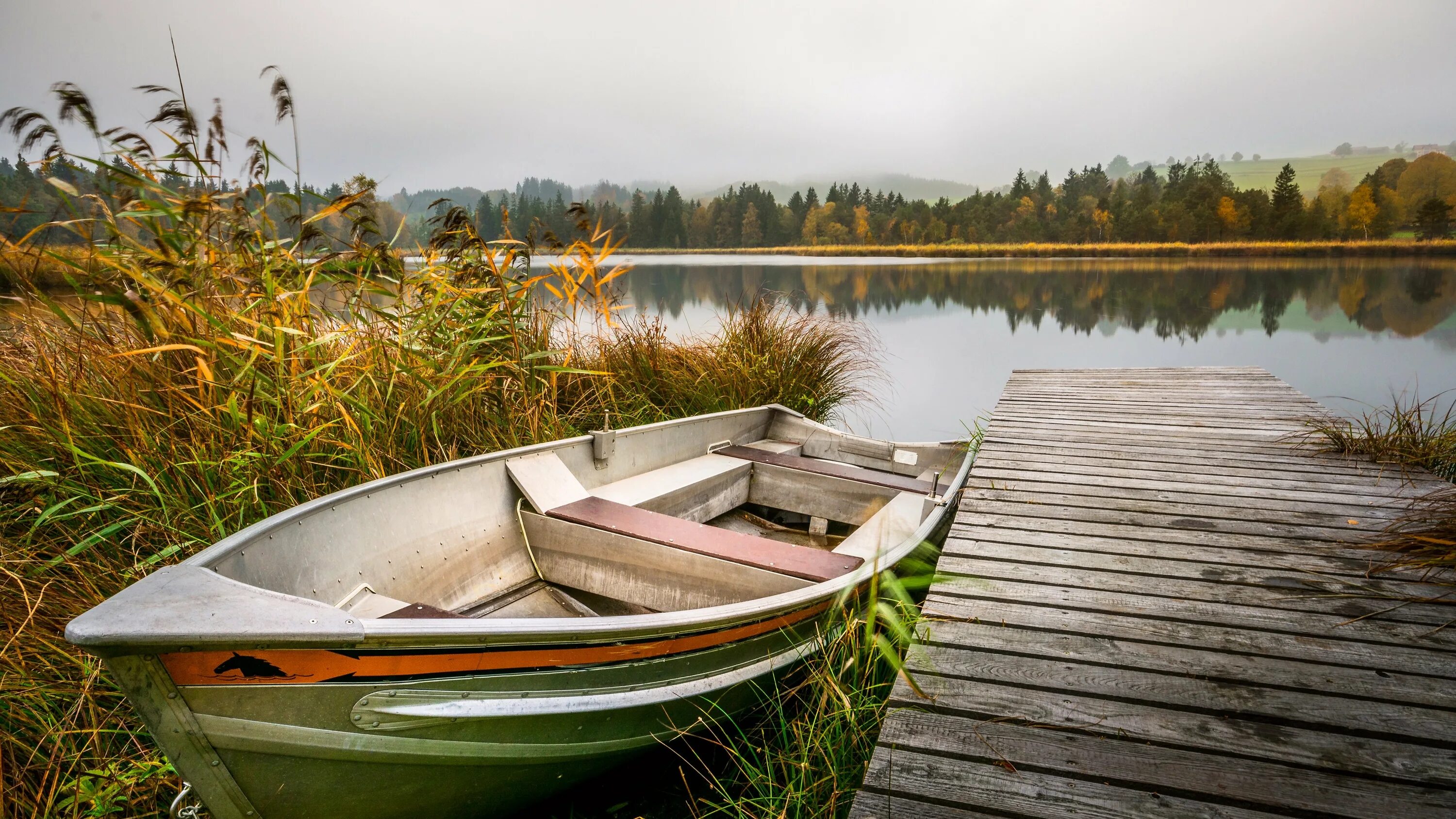 Лодка на озере. Лодка. Лодка в море. Фотосессия в лодке девушка. Лодка деревянная.
