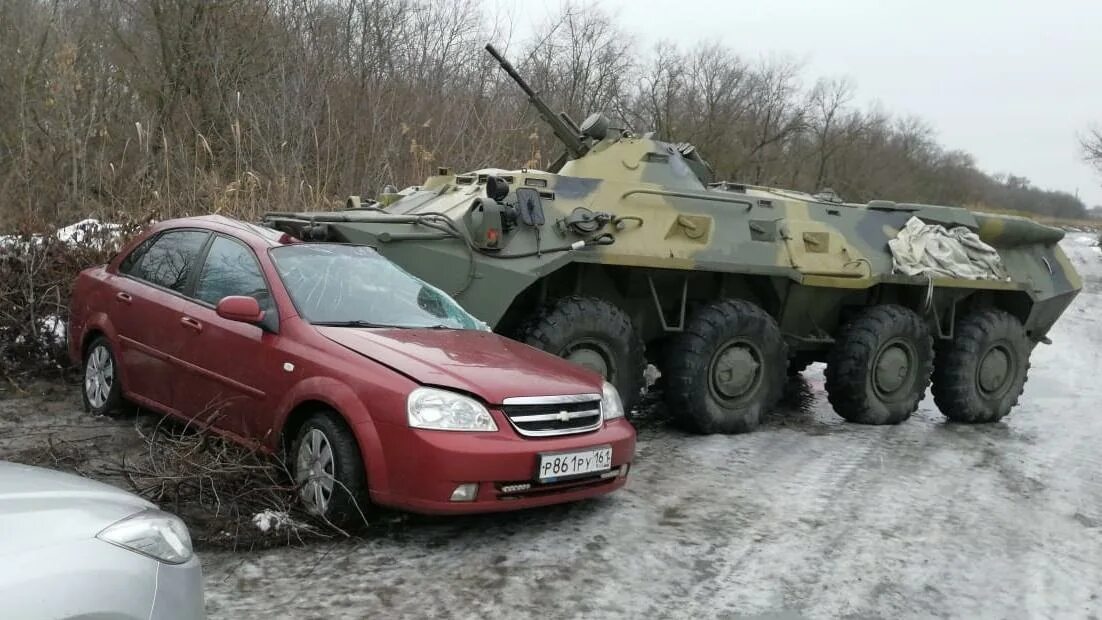 Бтр пытается проскочить мимо танков. Бтр 82в росгвардия. бтр 80 росгвардии.