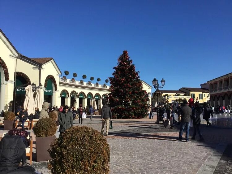 Serravalle outlet. Серравалле Скривия аутлет. Аутлет Серавали Серравалле. Hermes аутлет Серравалле.