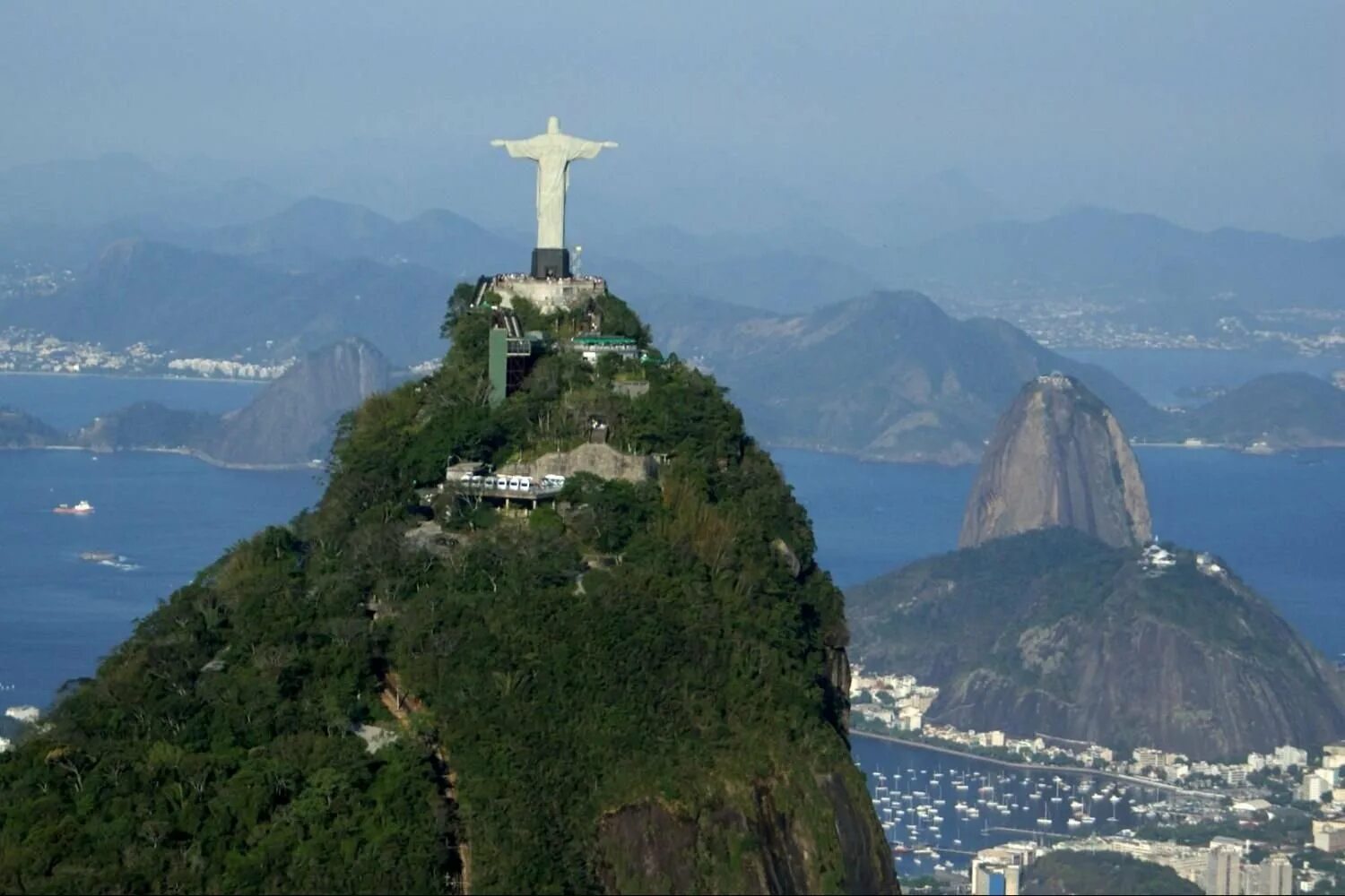 Памятники бразилии. Гора Корковадо Рио-де-Жанейро Бразилия. Бразилия гора Корковадо. Христос Искупитель Рио де Жанейро. Статуя Иисуса Искупителя в Рио-де-Жанейро.