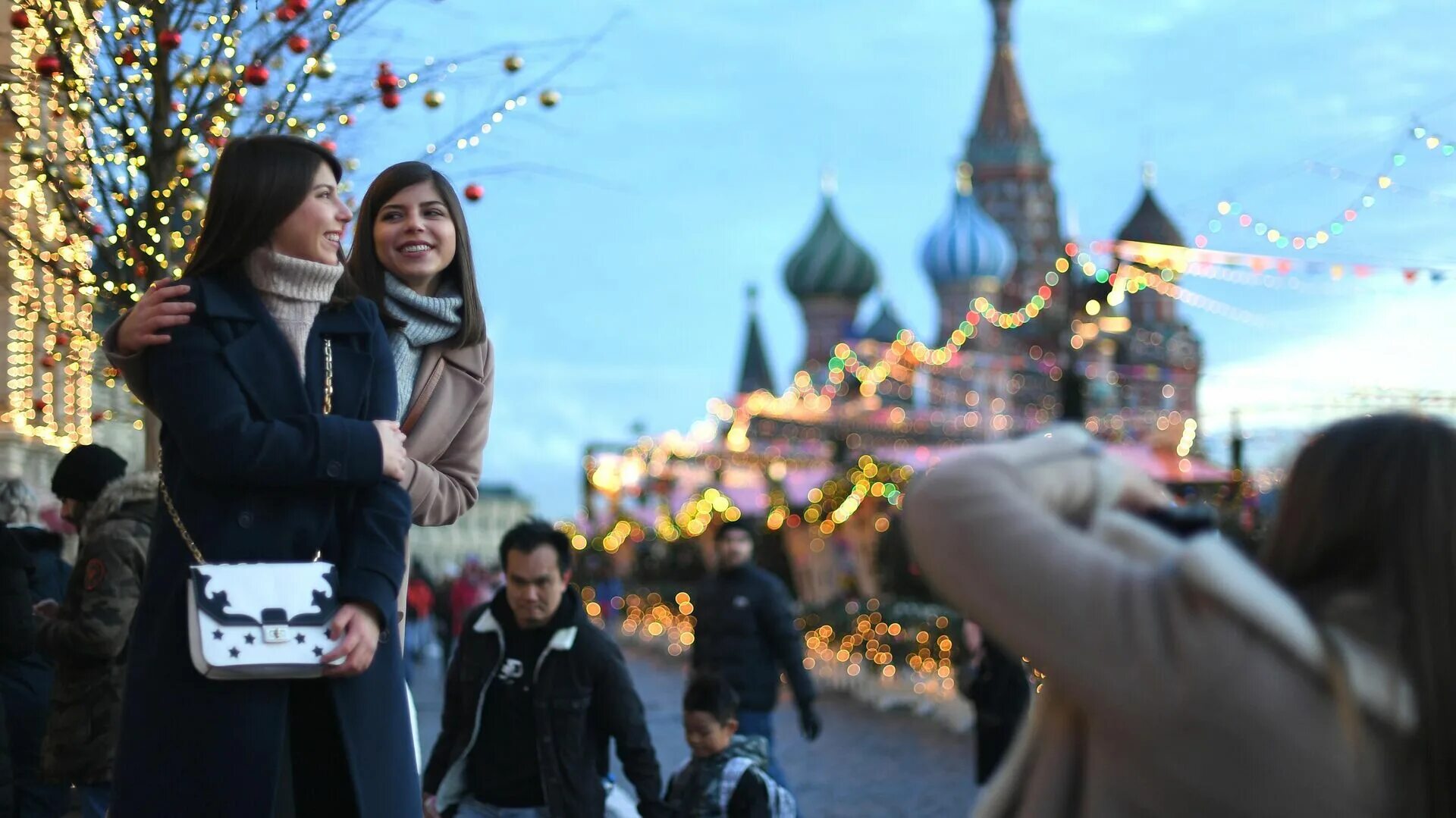 Риа новости реклама. Туристы в Москве. Иностранцы в Москве. Иностранцы на красной площади. Туристы на красной площади.