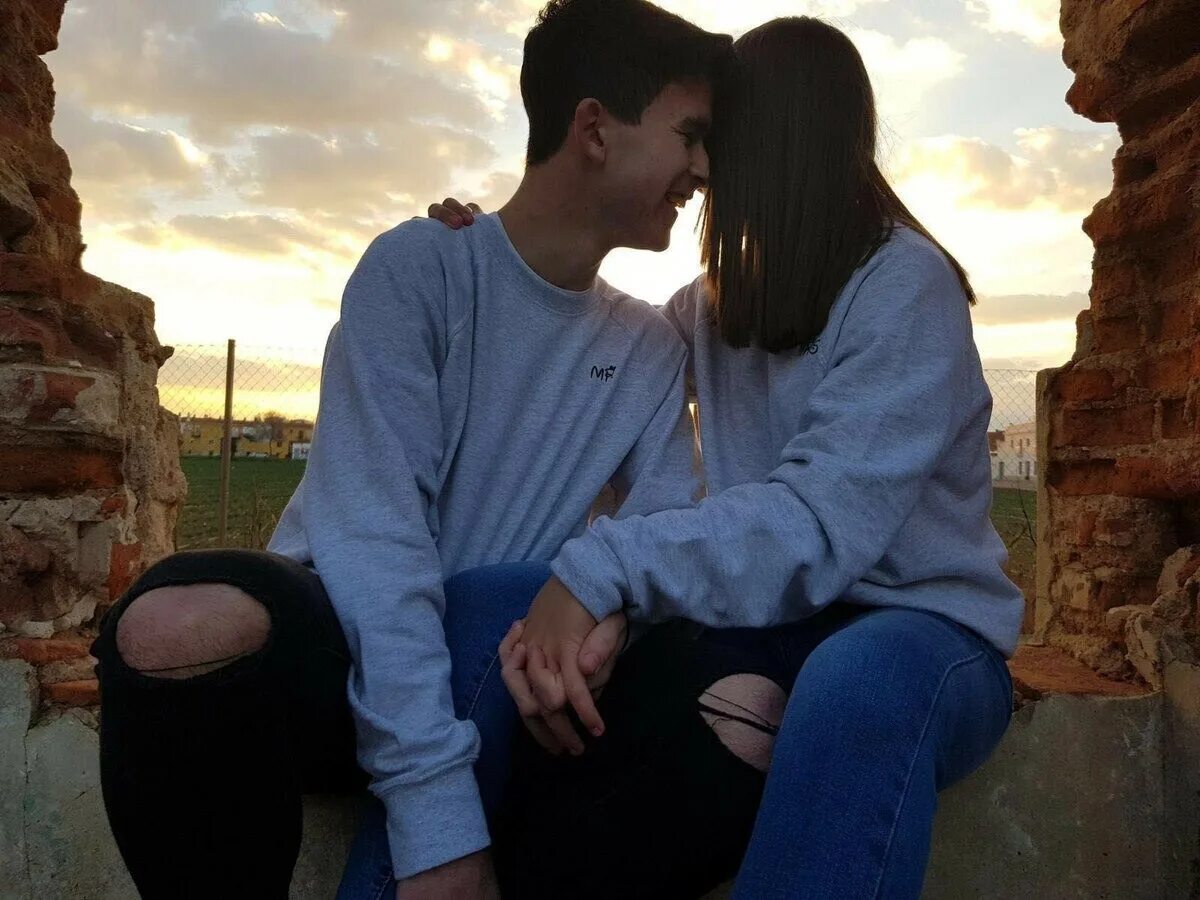 Влюблённые подростки. Парень и девушка подростки. Любовь подростков 13 -14 лет. Парень и девушка подростки. Красивые парочки подростков.