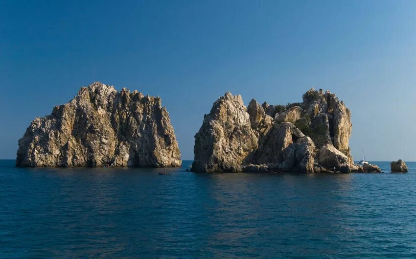 камни волны крым. скалы адалары в гурзуфе. скалы адалары в гурзуфе. гурзуф скалы близнецы адалары. скала близнецы.