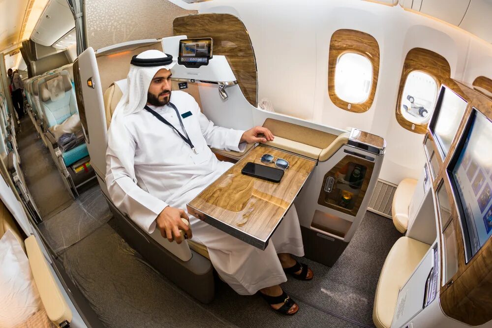 Самолет арабского шейха. Эмирейтс дубай салон самолет. Самолет принца саудовской аравии а380. Airbus a380 принца саудовской аравии. Шейхи арабских эмиратов в самолете.