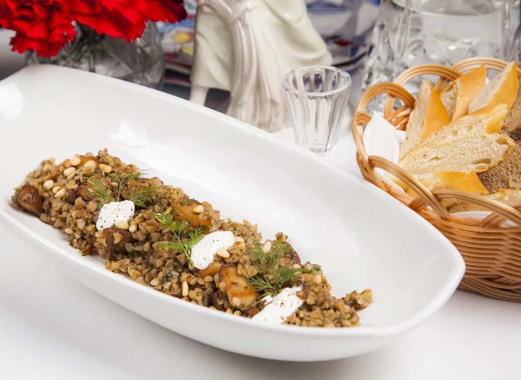 каши от шеф повара. гранола блюдо. катанка роговатовская каша. пюре робюшон. десерт на тарелке.