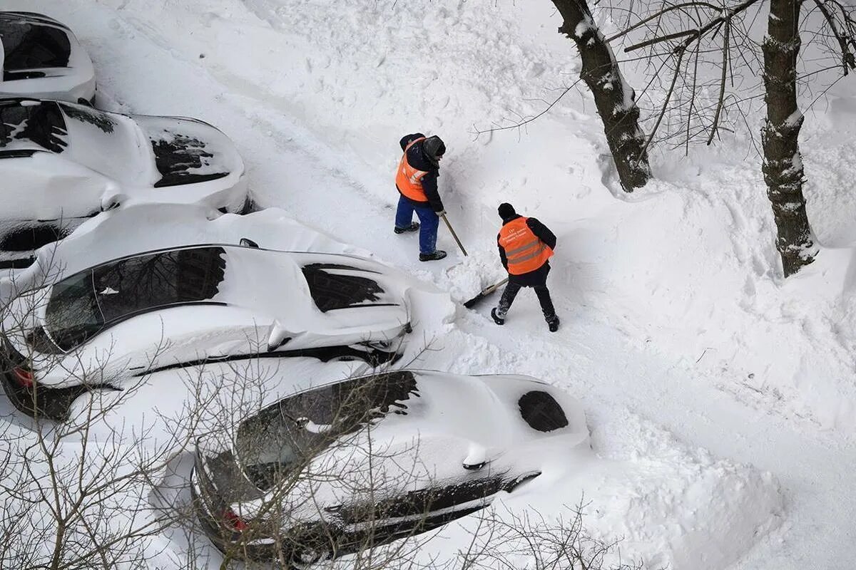 Застрял в сугробе. Застрял в снегу. Автомобиль застрял в снегу. Аномальный снегопад. Сугробов новое