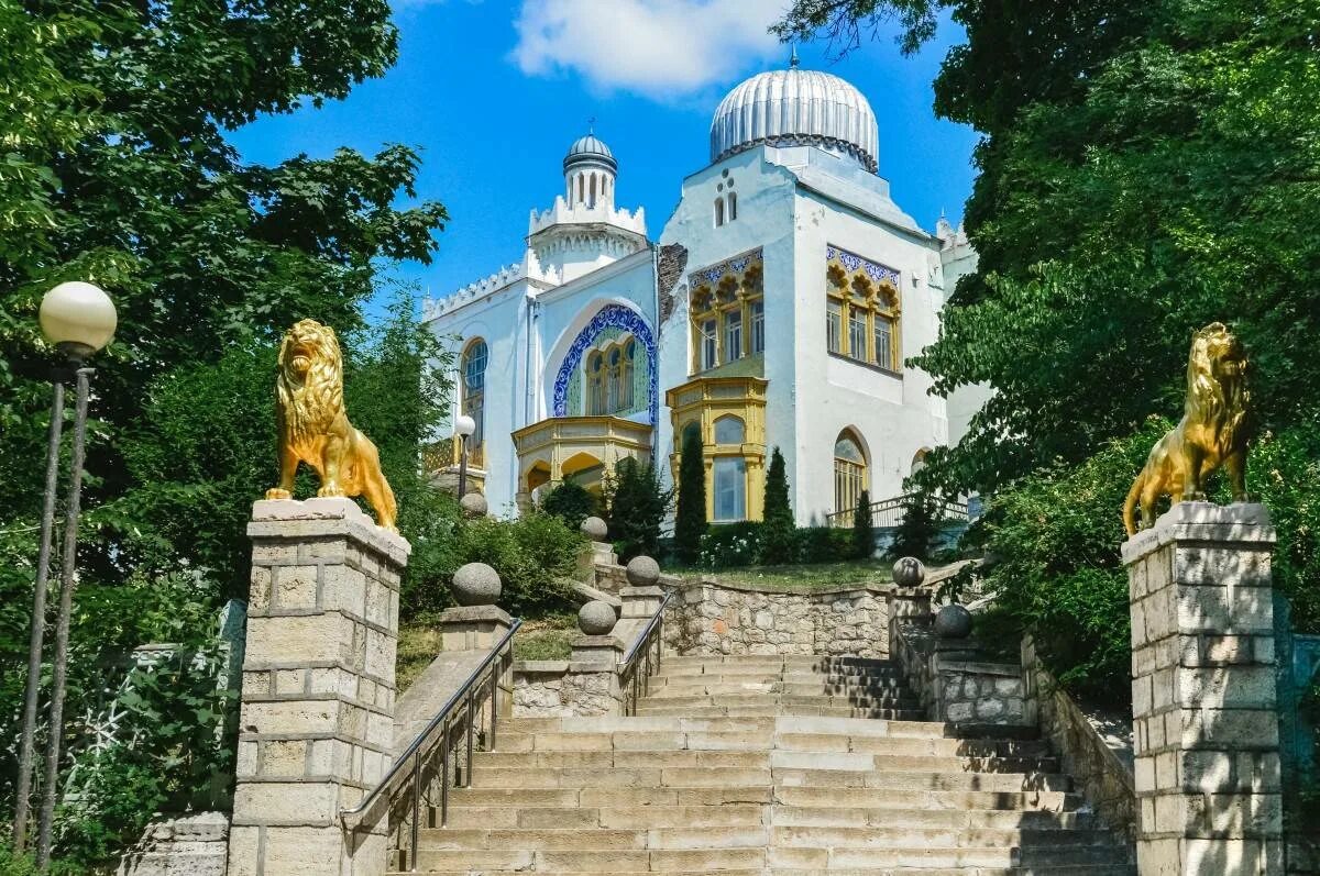 Городской округ железноводск. Дворец Эмира Бухарского (Железноводск). Железноводск дворец Эмира Бухарского лестница. Железноводск Ставропольский край. Курортный парк Железноводск.