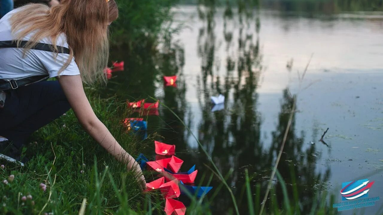 Женщина 22 июня. День бумажного кораблика. Бумажный кораблик. Корабль на набережной Донецк.