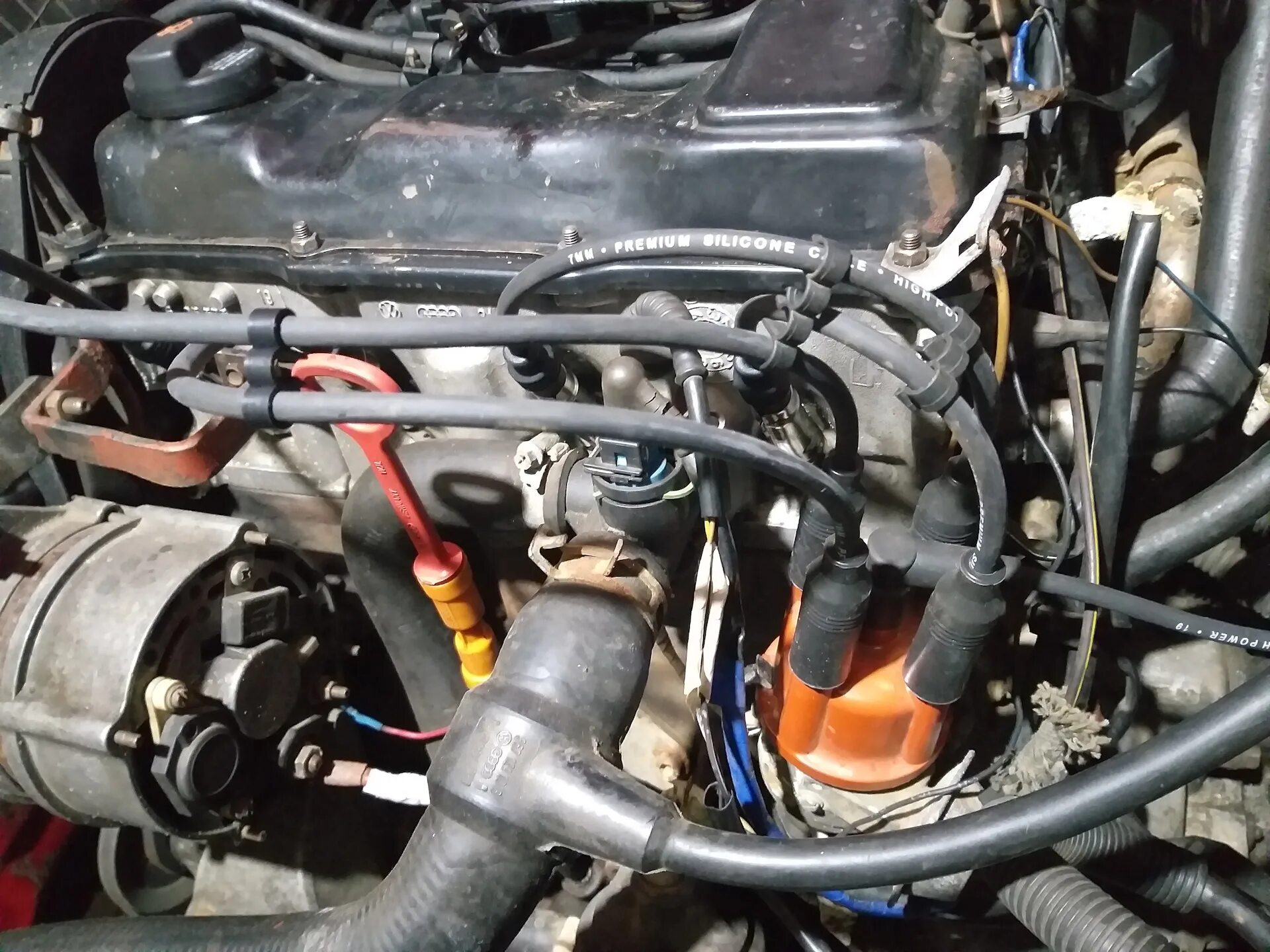 8. Бронепровода ауди 80. Расположение бронепроводов ауди 80 б4. 8 трамблер провода. Пассат б2 бронепровода.