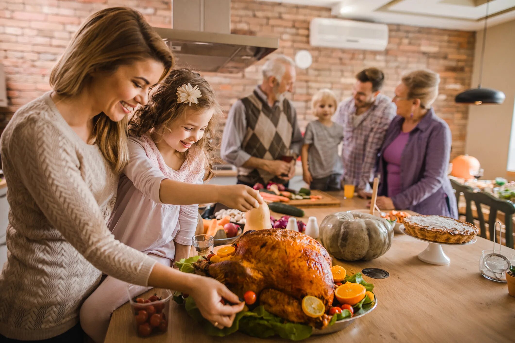 День Благодарения – Thanksgiving. Thanksgiving Day день Благодарения. Большая семья за праздничным столом. Американская семья за столом. The dishes now