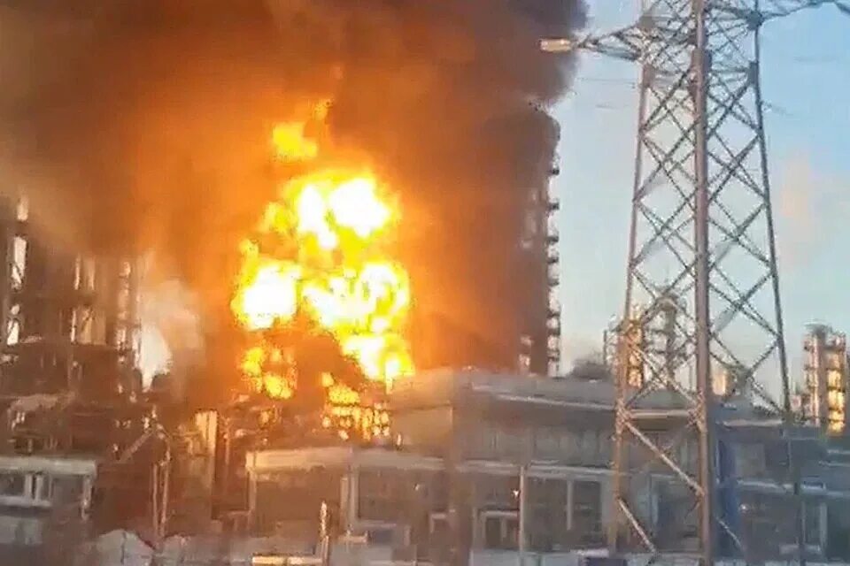 Пожар на антипицком нпз тюмень. Взрыв нпз ухта. Пожар на нпз в тюмени. Взрыв на нефтеперерабатывающем заводе. Завод на нефте переработка нефти тюмень.
