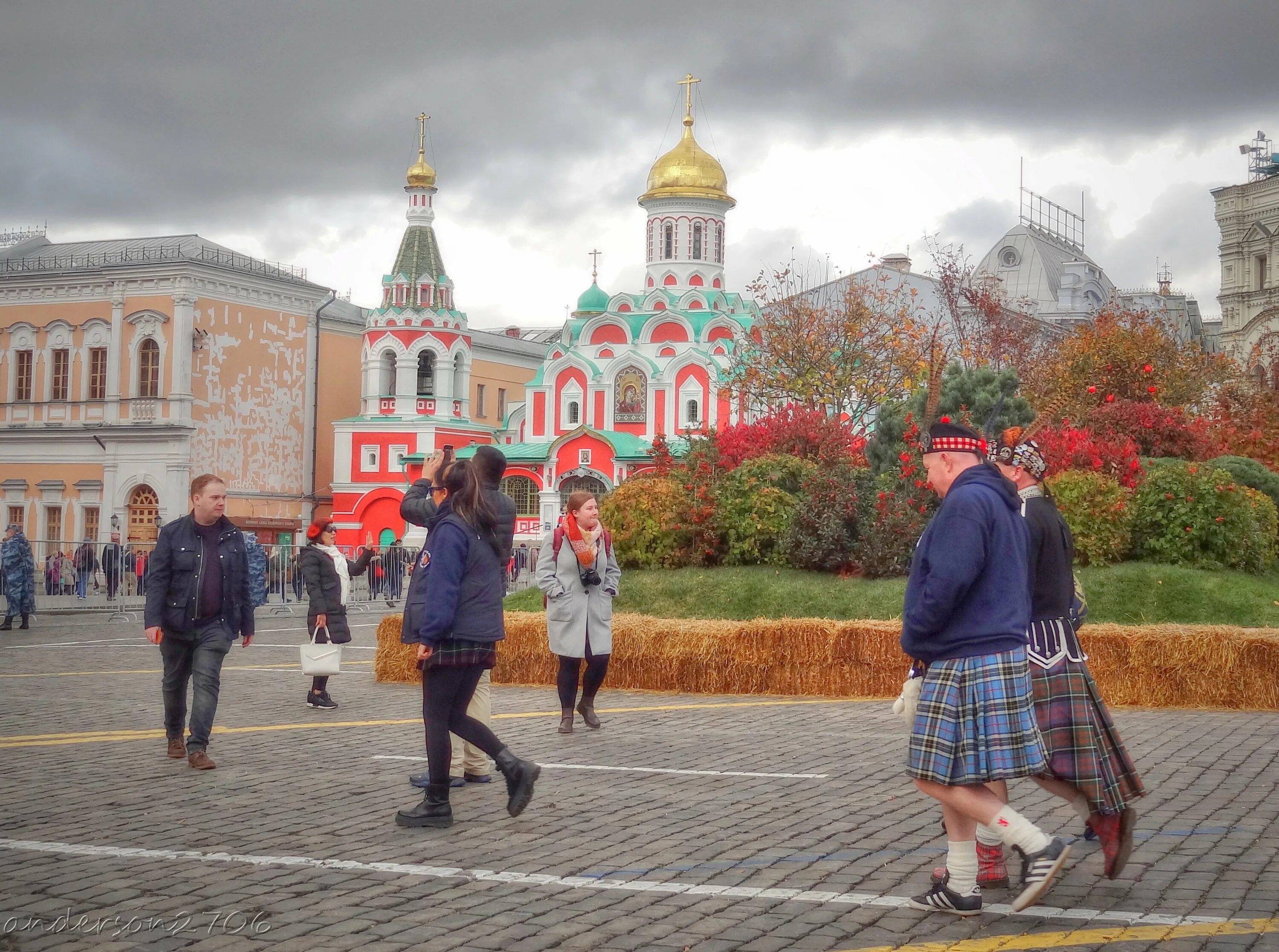 В каком городе погулять. Погулять на красной площади. Москва красная площадь осень. Псков красная площадь.