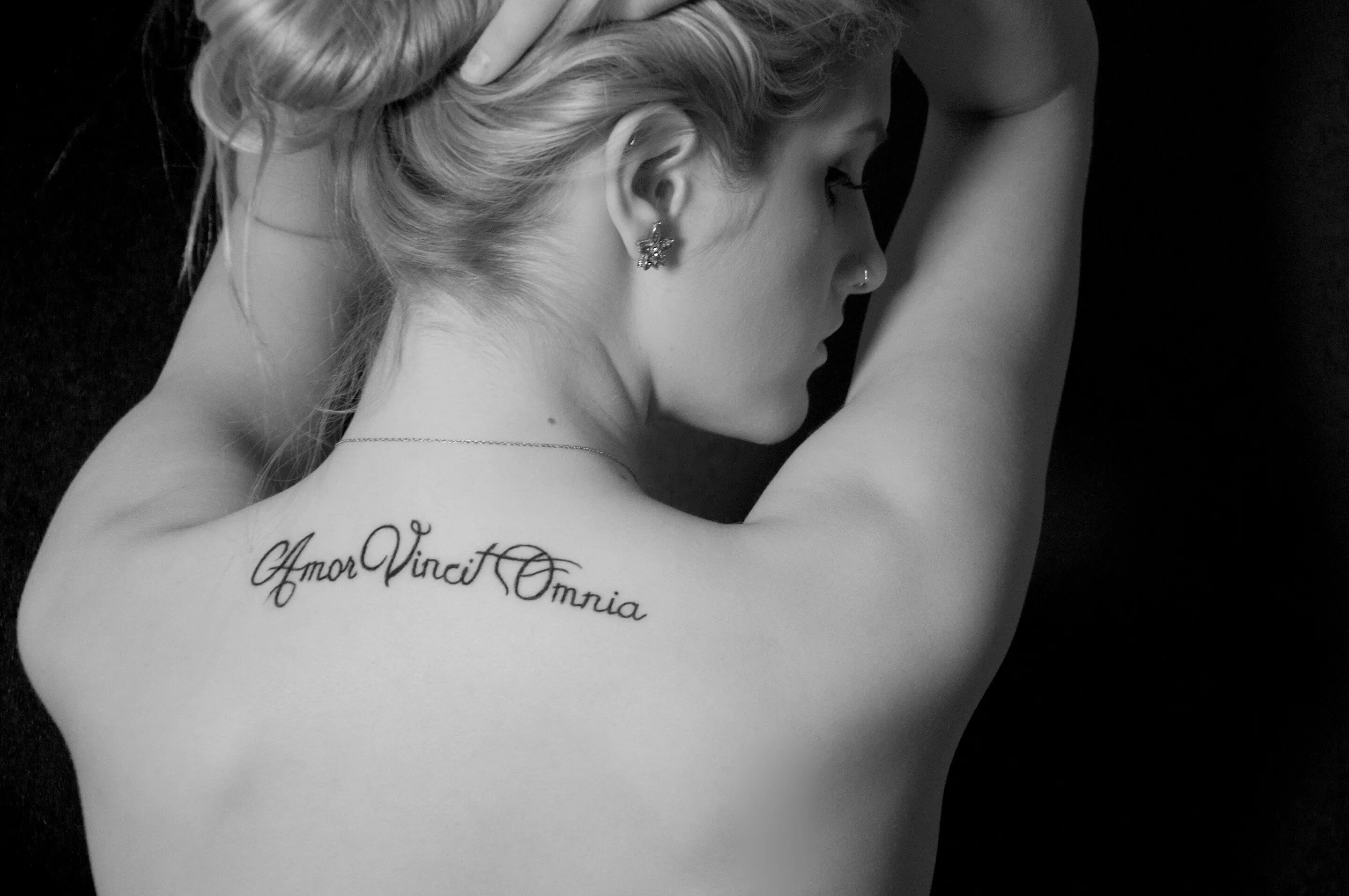 Татуировки для девушек. Красивые Татуировки для девушек. Тату надписи. Тату на спине для девушек. Надпись на спине женские